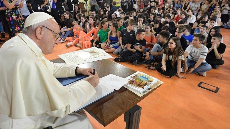 Papa Francisco durante visita à Escola Elisa Scala, em Roma, em maio de 2018